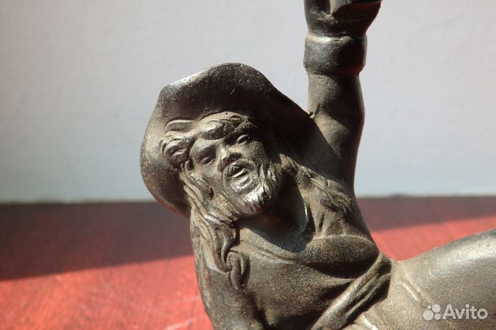 Статуэтка из чугуна. Пьяница