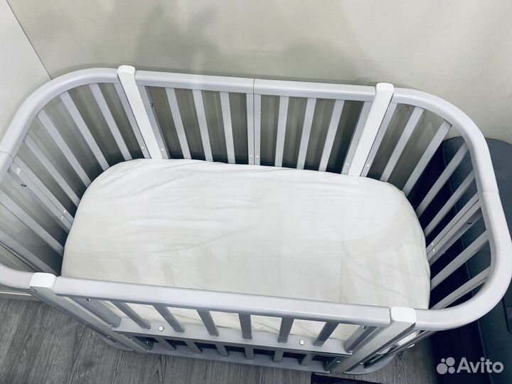 Детская кроватка с маятником и с матрасом