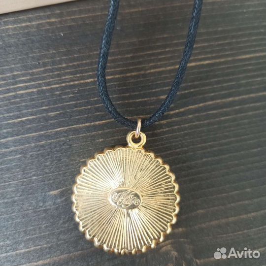 Большая луна Kirks Folly на плетеном шнурке