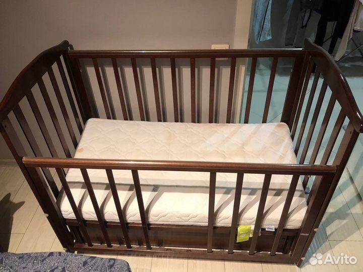 Продам детскую кроватку с поперечным маятником