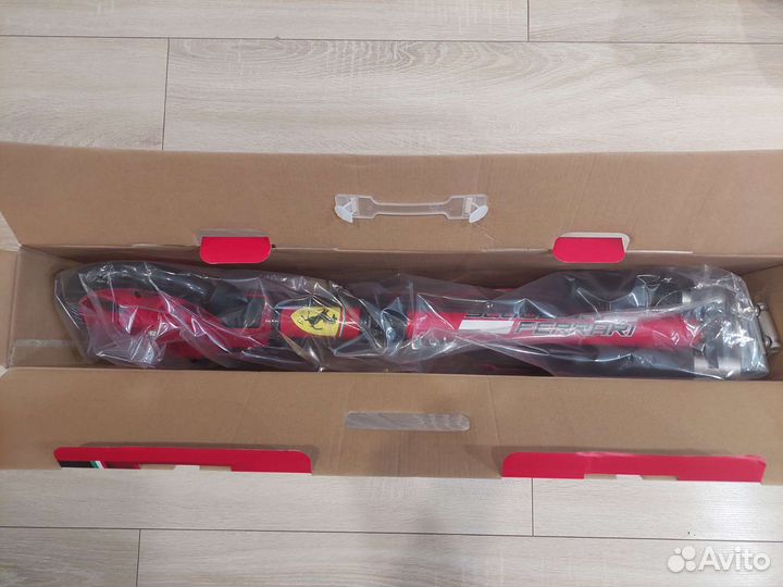 Самокат ferrari запакованный