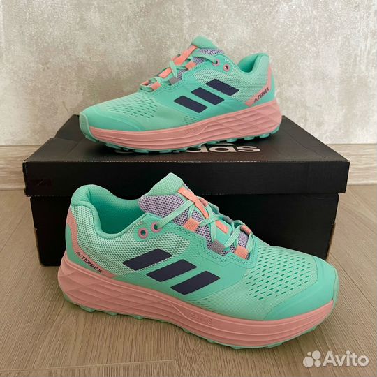 Кроссовки adidas