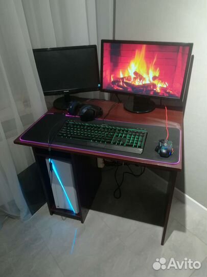 Игровой компьютер с двумя монитороми и клавиатурой