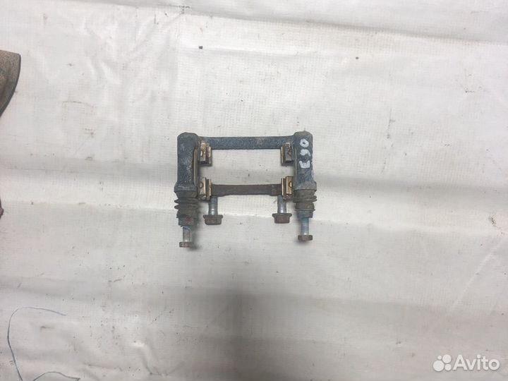 Скоба тормозного суппорта задний правый BMW E90