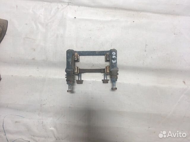 Скоба тормозного суппорта задний правый BMW E90