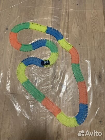 Продам гибкую трассу со светящейся машинкой