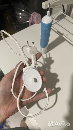 Электрическая зубная щетка oral b