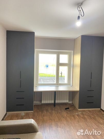 Детские рабочие зоны, стол у окна. Изготовление