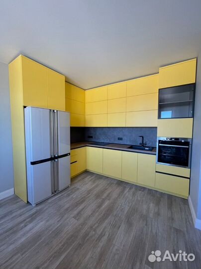 Яркая желтая кухня