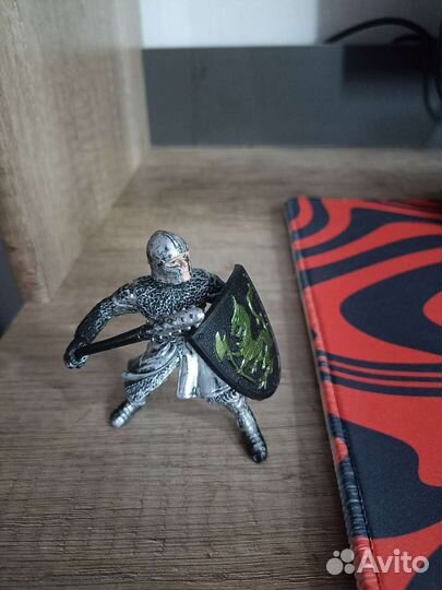 Коллекционная фигурка