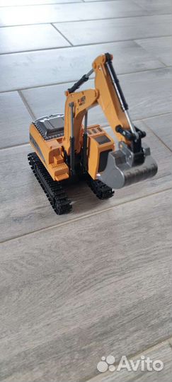 Экскаватор игрушка на пульте