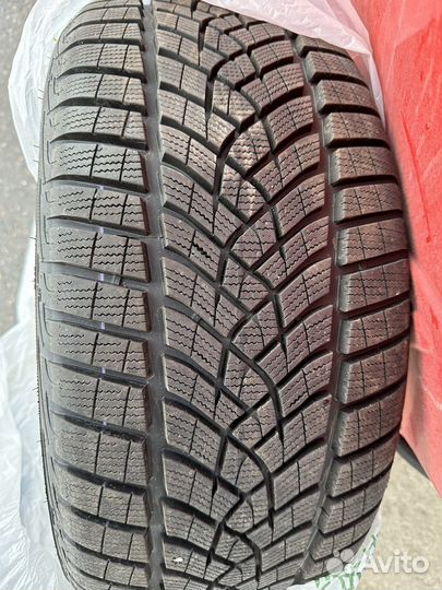 Goodyear UltraGrip 255/45 R19 104V