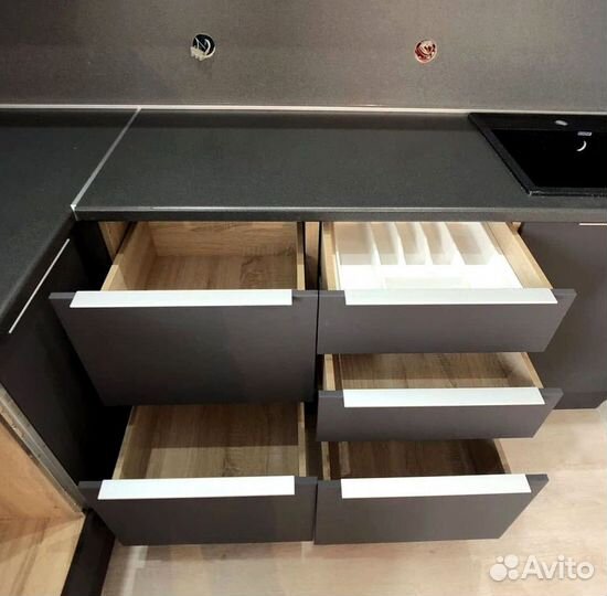 Кухни на заказ с выдвижными ящиками
