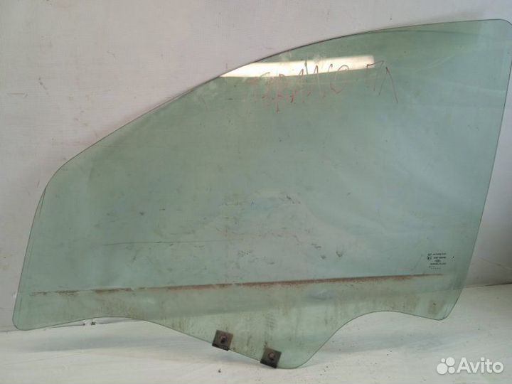 Стекло двери переднее левое Nissan Terrano 3