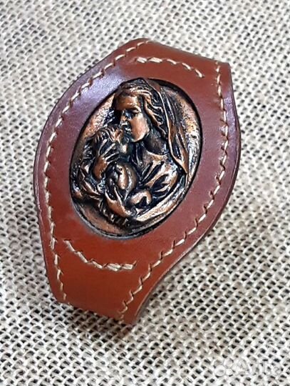 Кожаный браслет с камеей 