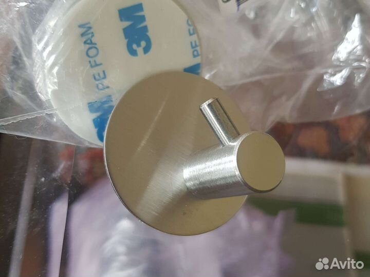 Крючок настенный самоклеящийся