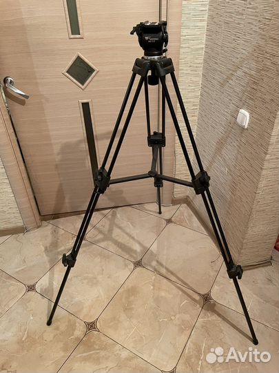 Штатив для видеокамеры