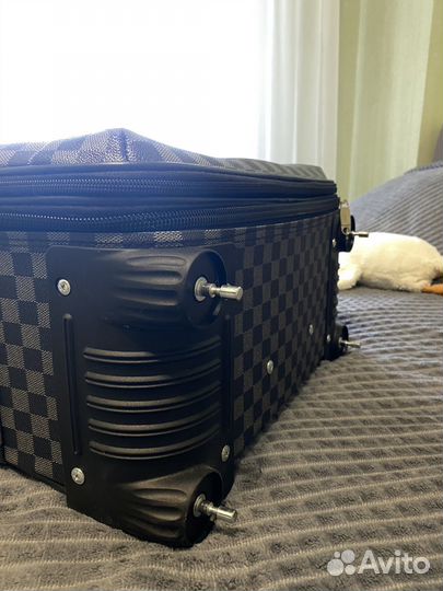 Масик продает новый чемодан