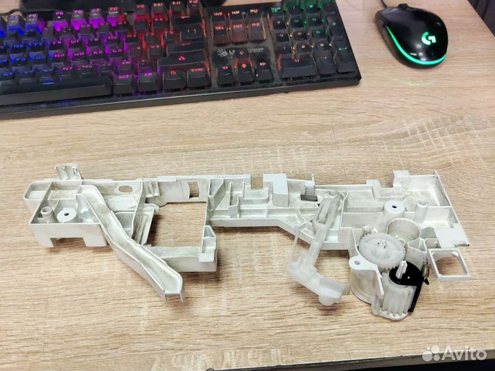 Левая направляющая кассеты RM2-6736 HP M609