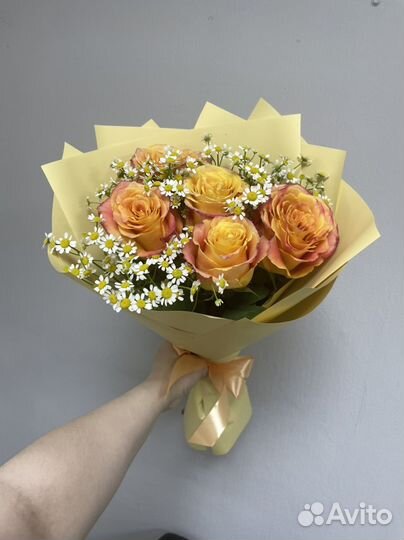 Букет из роз и ромашек