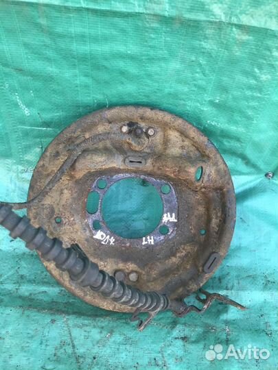 Щит опорный задний левый Dodge Caravan 4 2004 г