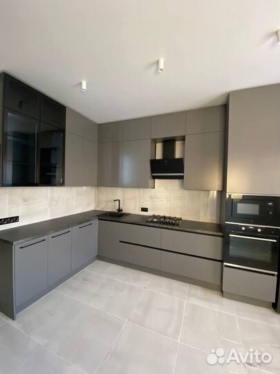 Кухонный гарнитур/ кухня со стеклянными фасадами