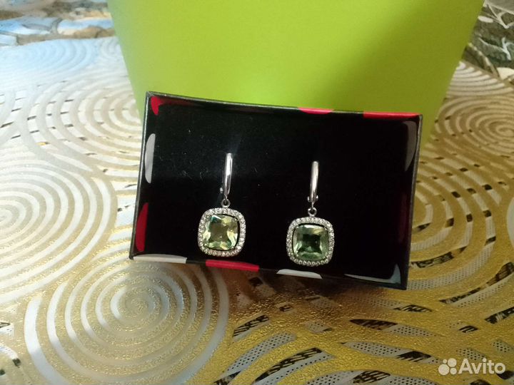 Серьги из серебра с камнем хризолит