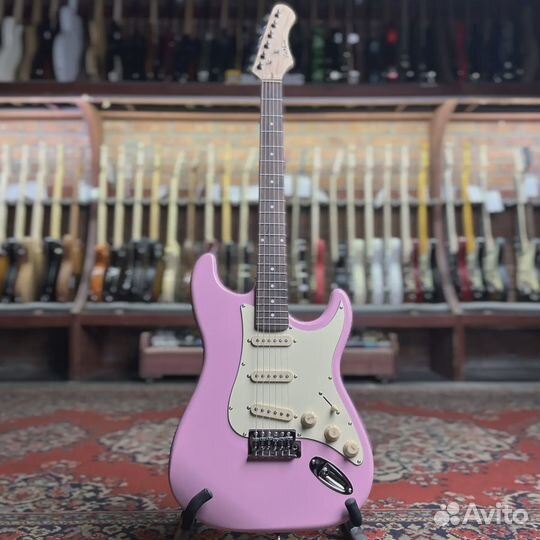 Электрогитара DeMarco dmsest200 Stratocaster SSS Pink