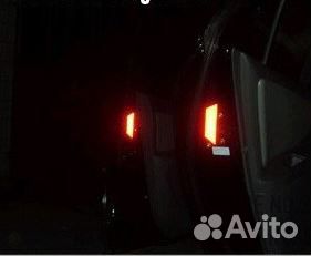 Светоотражающие наклейки на дверь авто 