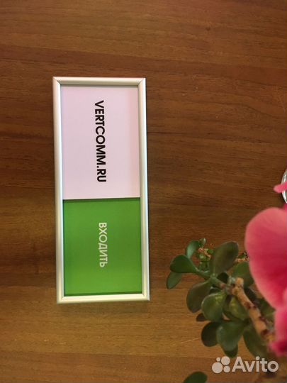 Деревянные таблички с логотипом бренда