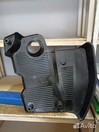 Крышка двигателя 2123 (верхняя) до 2012 г. пласт