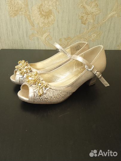 Туфли для девочки 33 размер золотистого цвета