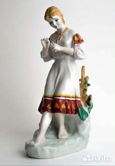 Статуэтка фарфор гадание на ромашке