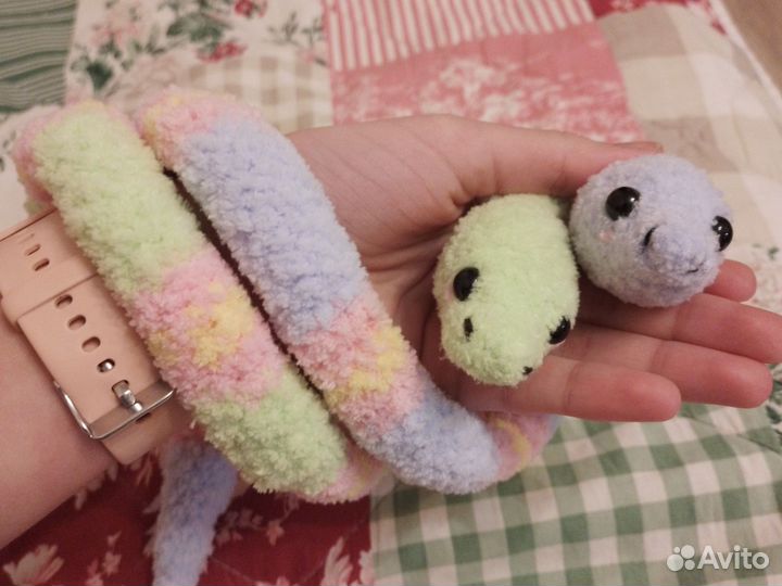 Вязаные змейка. Символ 2025 года