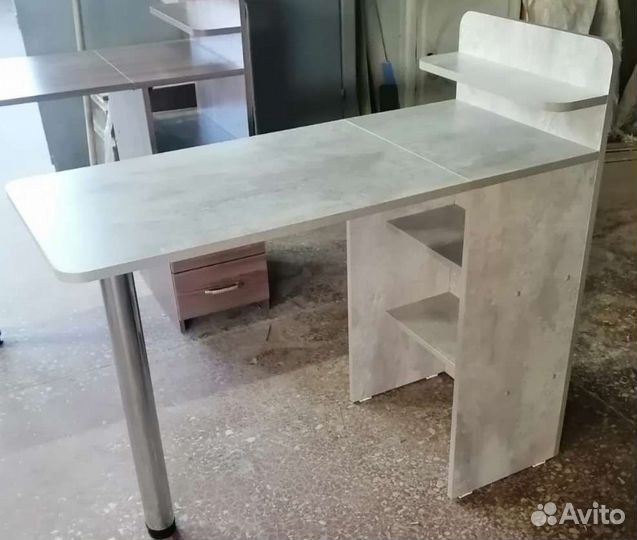 Стол маникюрный