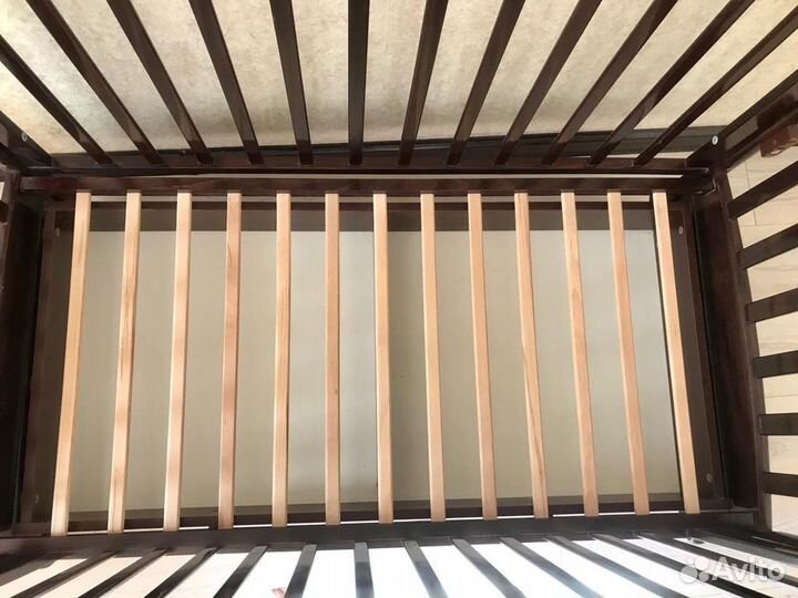 Детская кроватка, с маятником, до 3 лет