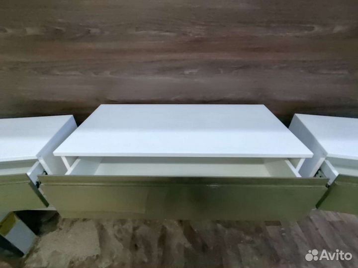 Тумбы прикроватные и столик навесные