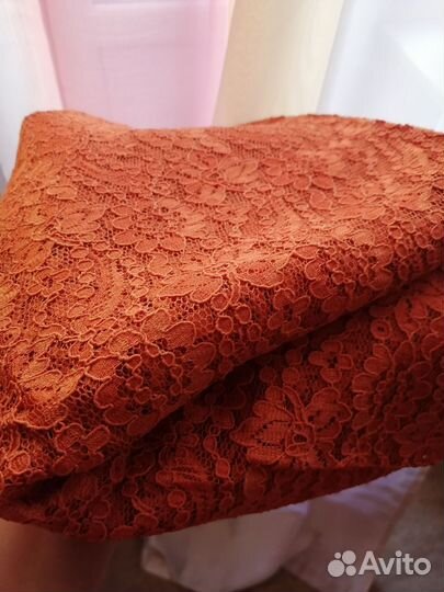 Отрез ткани-гипюр