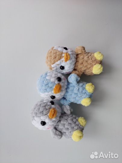 Вязаная игрушка брелок зайка