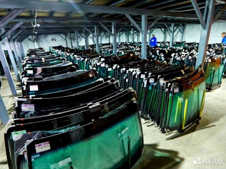 Стекло боковое заднее правое Caterpillar