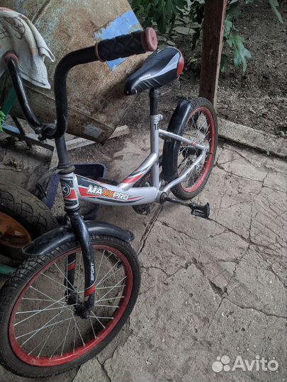 Два велосипеда и самокат