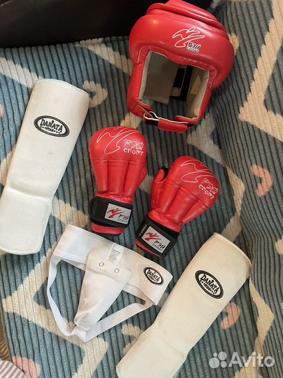 Щитки, шлем, перчатки, защита