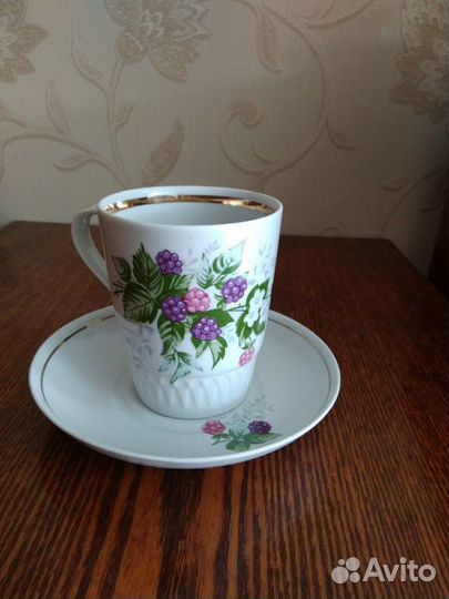 Чайные чашки, бокал на блюдце салаткик