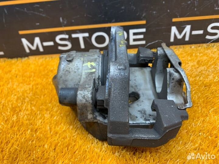 Суппорт передний левый Bmw 3-Series E90 N52B25