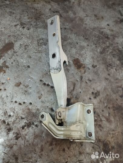 Правая петля капота Сузуки Гранд Витара 2005