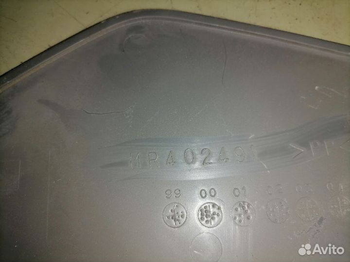 Накладку на торпеду MR402491 Mitsubishi Pajero III