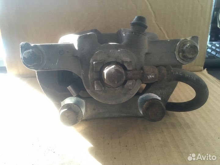 Суппорт тормозной задний левый Honda Elysion