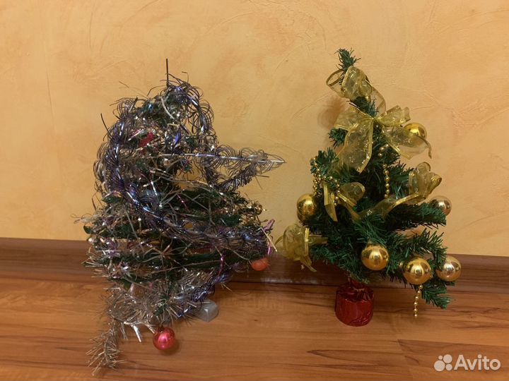 Дед Мороз, гирлянды, мишура, настольные ёлки