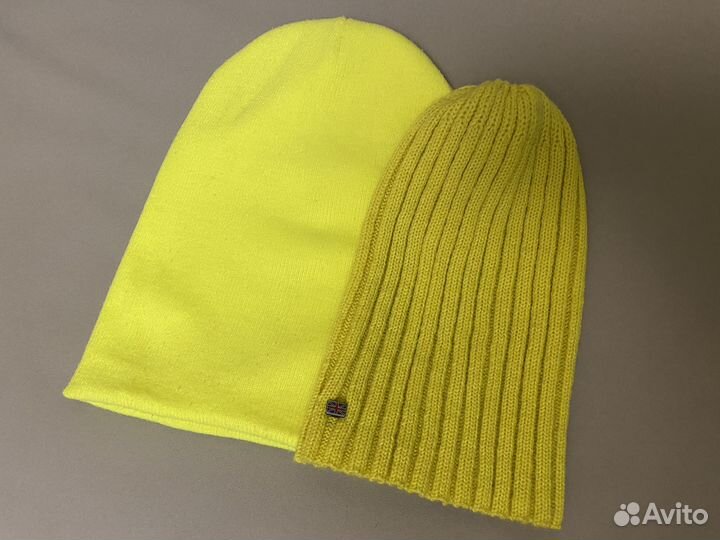 Две желтые шапки