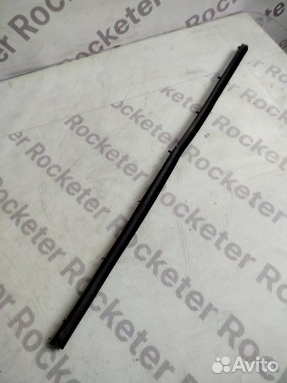 Бархотка стекла передняя левая Hyundai Accent 2006